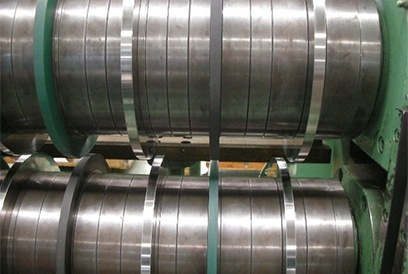 薄寬少條料夾膠圈送料作業